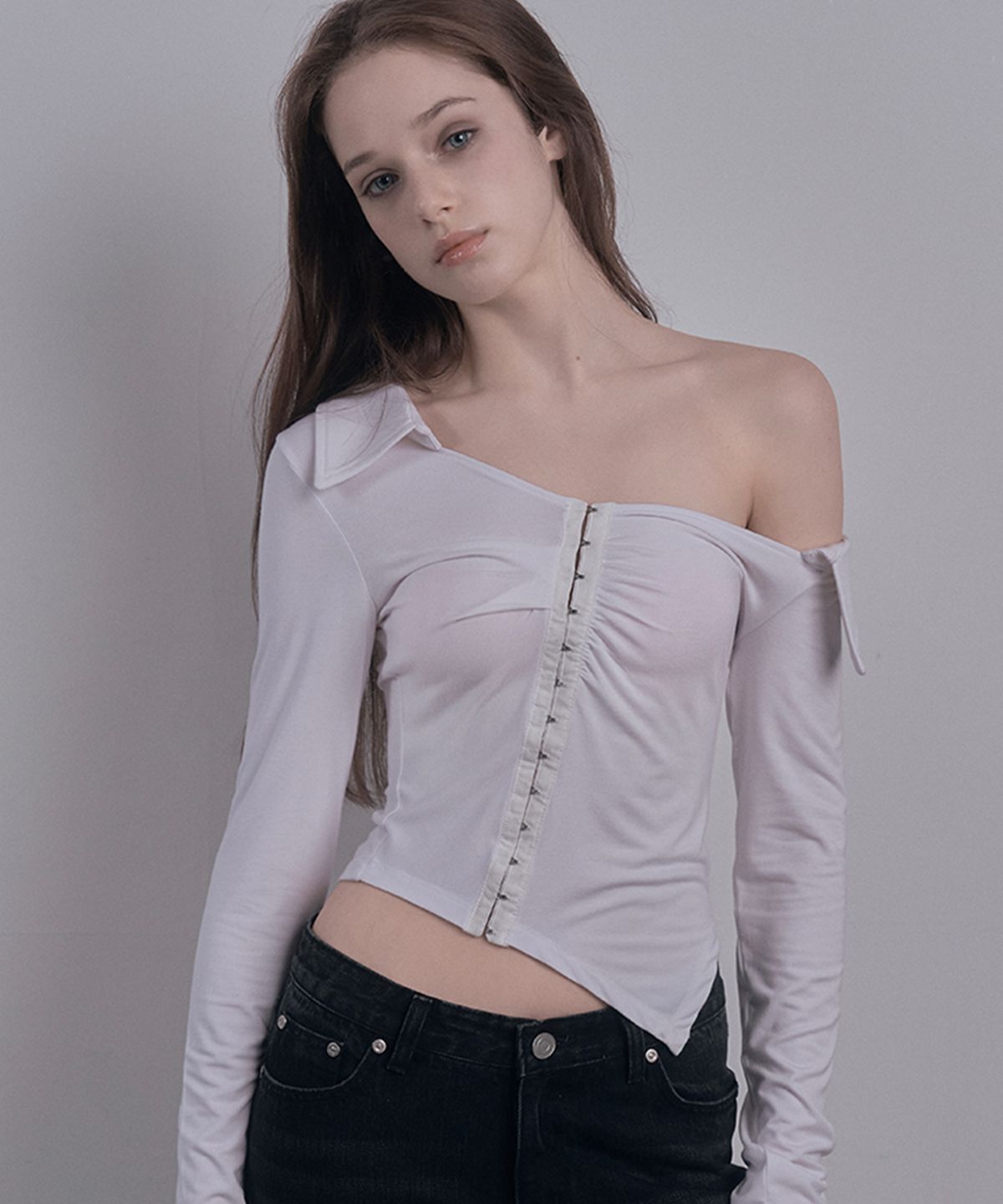 데미오(DAMIO) One Shoulder Shirring Collar Top (White)