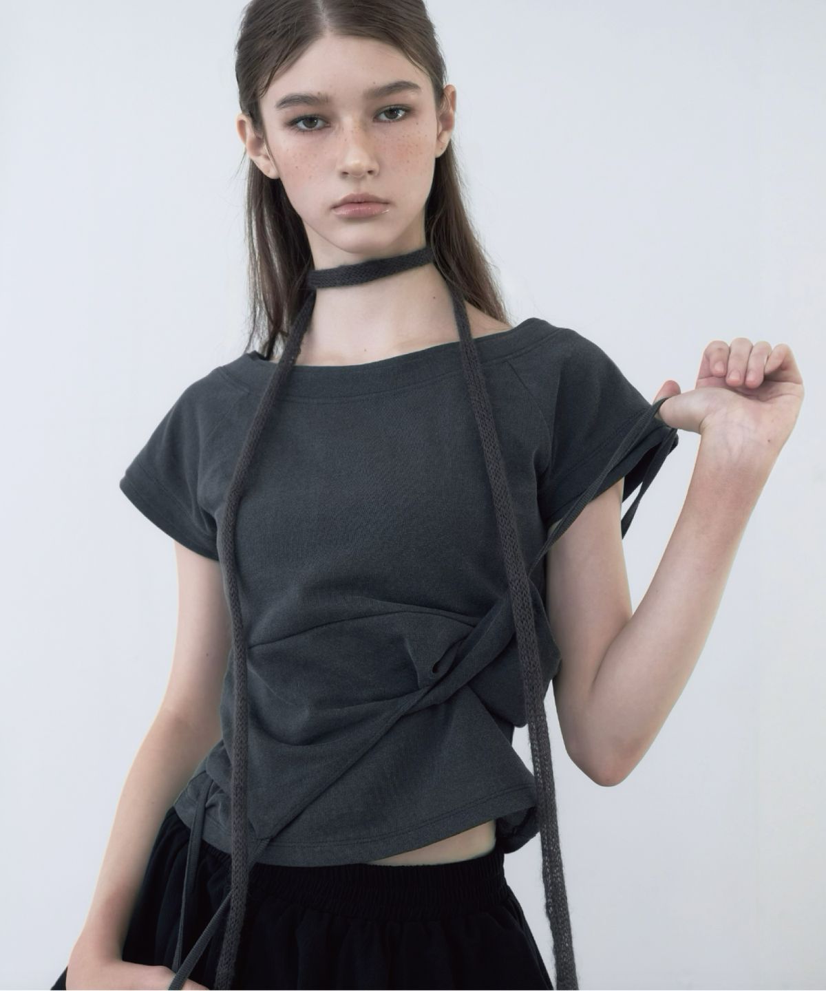 키라(KIYRA) Pigment Layered Bustier Boat Neck T-Shirt [Charcoal]