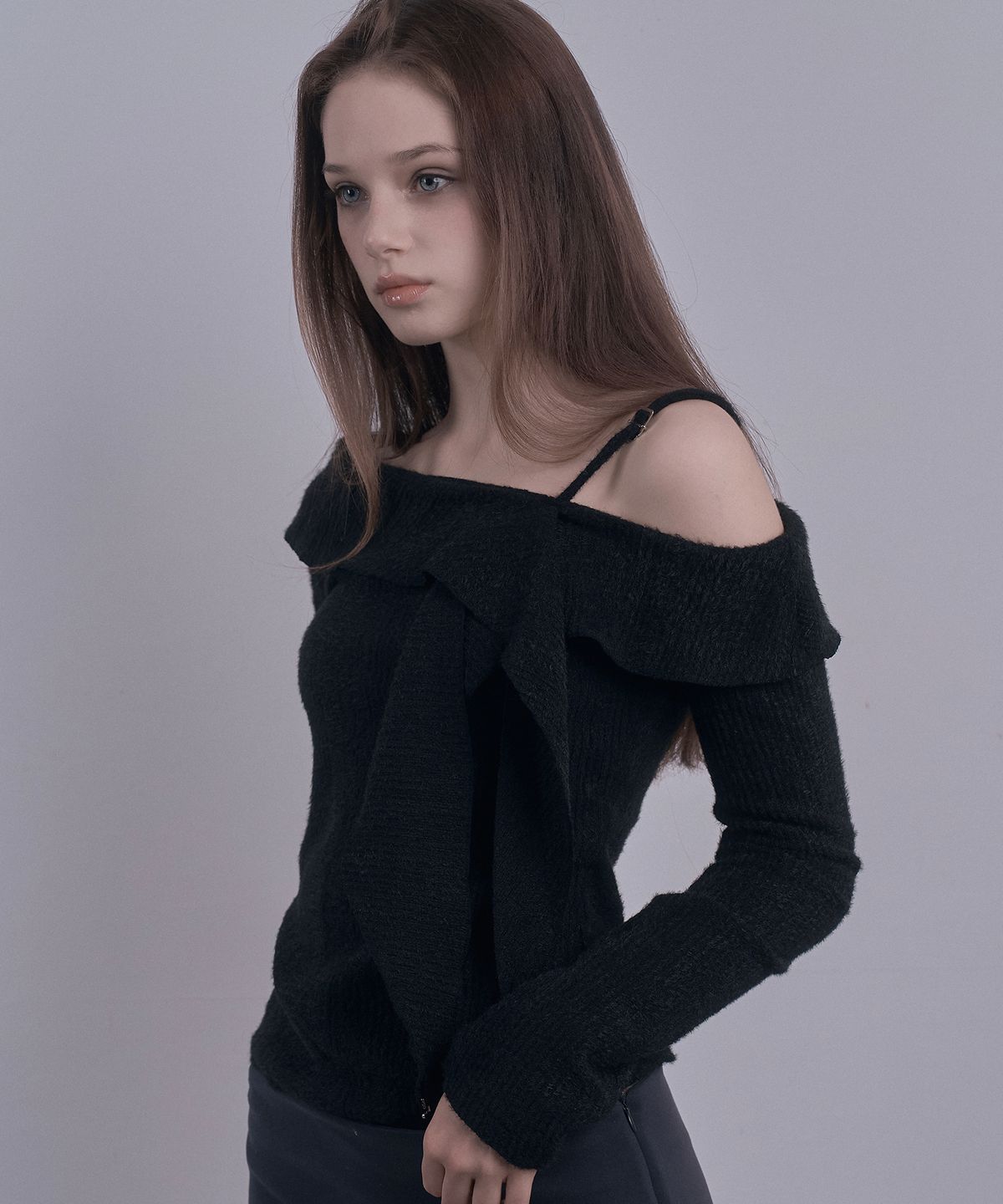 데미오(DAMIO) Ruffle Draped Off Shoulder Knit Top (Black)