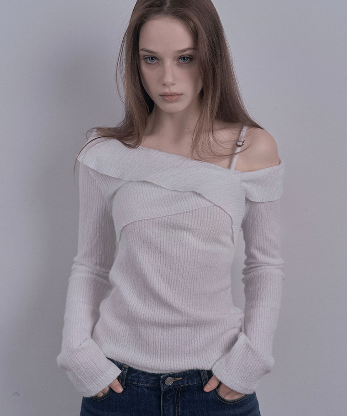 데미오(DAMIO) Ruffle Draped Off Shoulder Knit Top (White)
