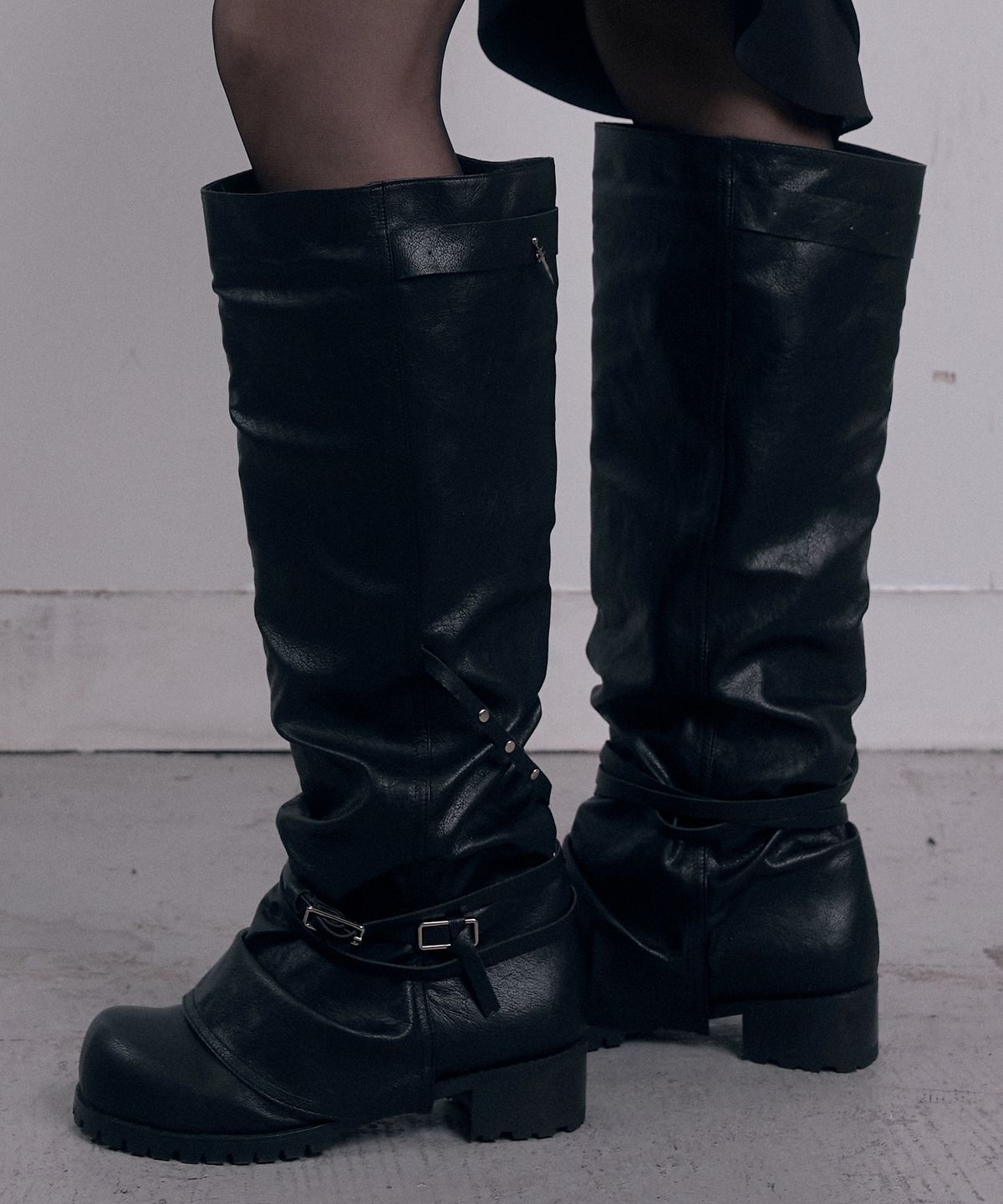 데미오(DAMIO) Belted Slouch Long Boots (Black)