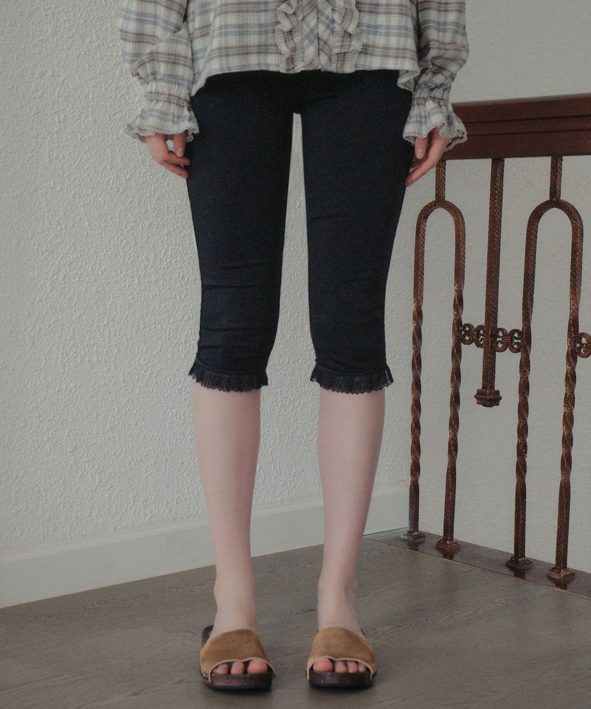 아우어노스텔지아(OURNOSTALGIA) Dew Lace Capri Pants_Black(OB6PT08)