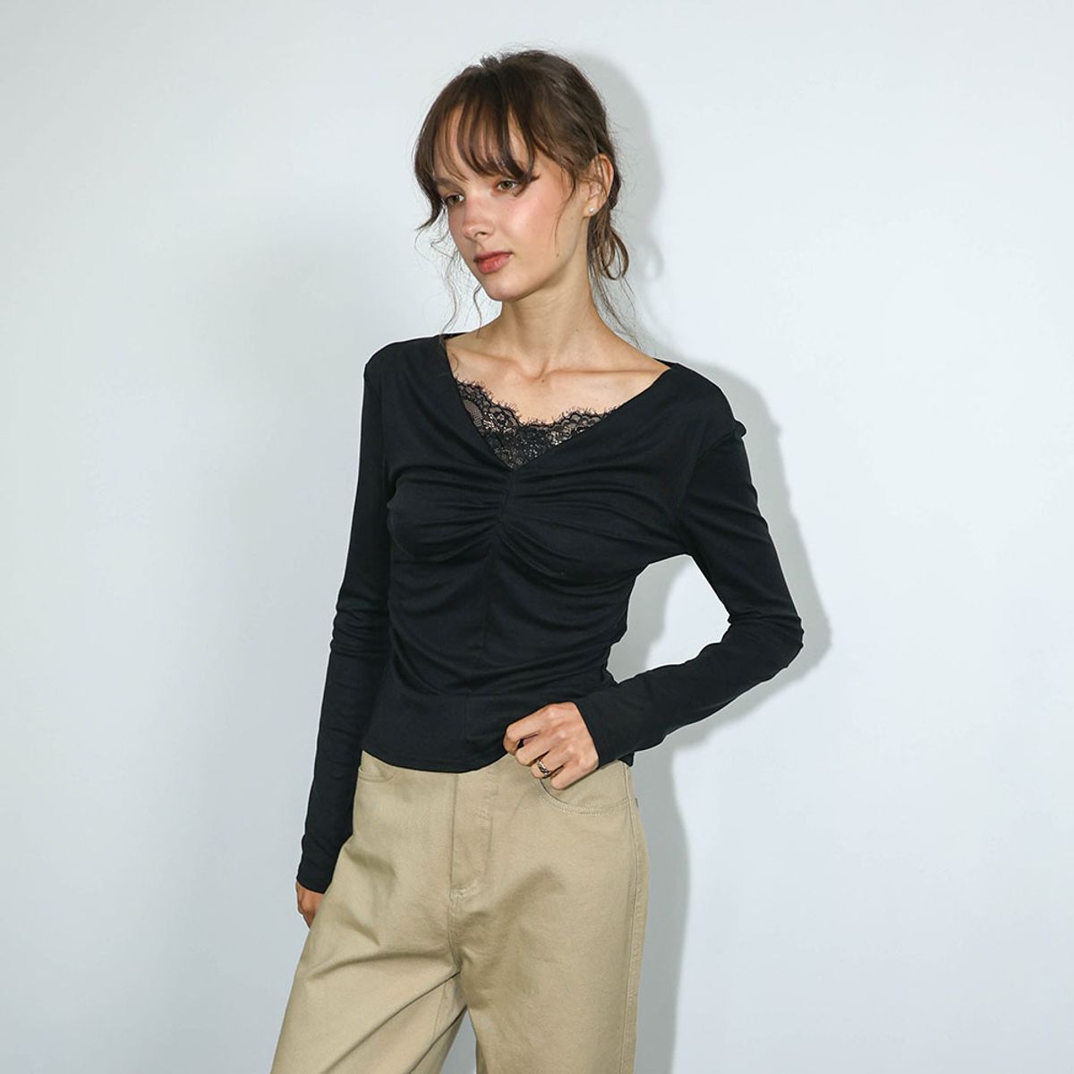 던드롭(DUNDROP) DD_Lace layered ruched top_2color