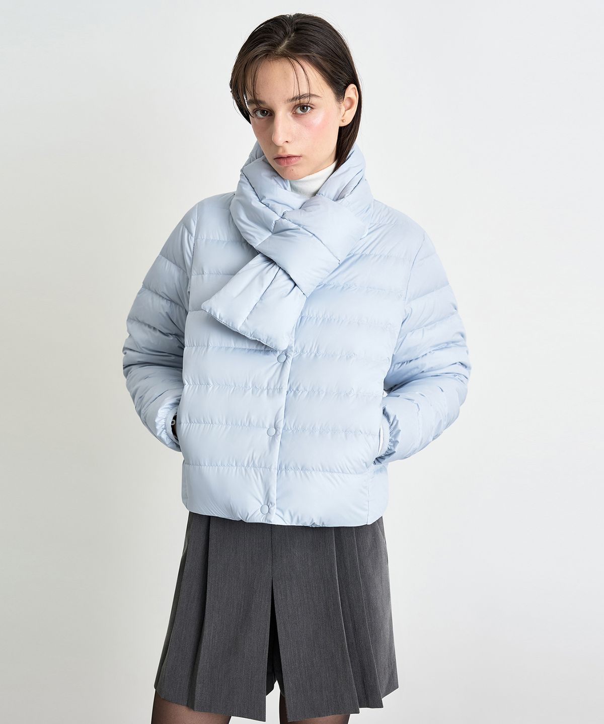 커스텀어클락 우먼(COSTUMEOCLOCK WOMAN) [머플러 SET] 라이트웨이트 라운드 덕다운 패딩 자켓 스카이블루 COWJP002SKYBLUE
