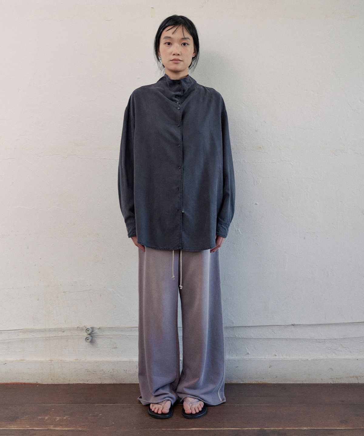 모노크롬(MONOCHROME) laon cowl-neck shirt (charcoal)