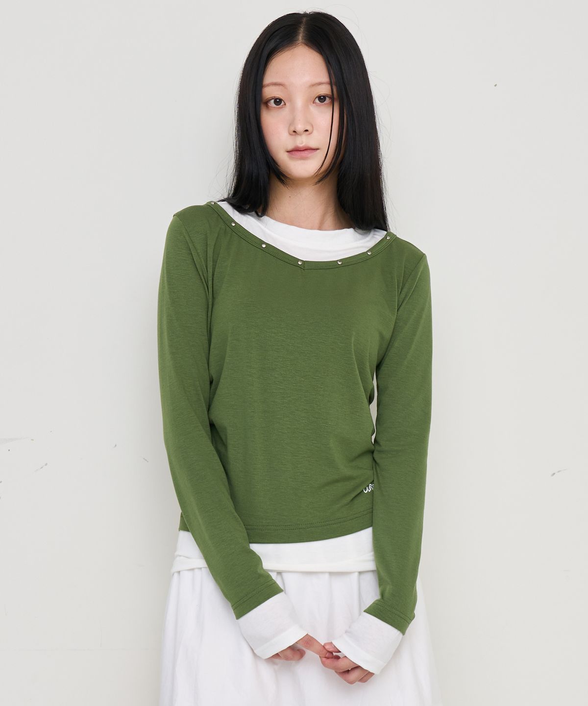 아워세이아워(OURSAYSOUR) V넥 레이어드 스터드 슬림 롱슬리브 올리브