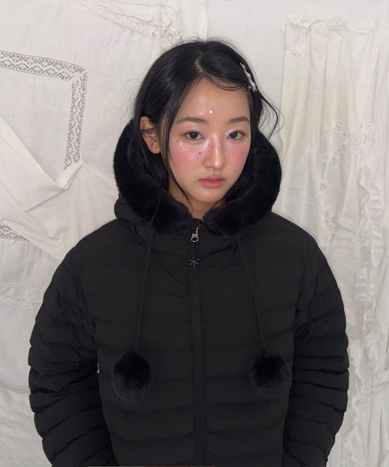 [소프트 에어필] 퍼 트리밍 폼폼 후드 경량 패딩 BLACK