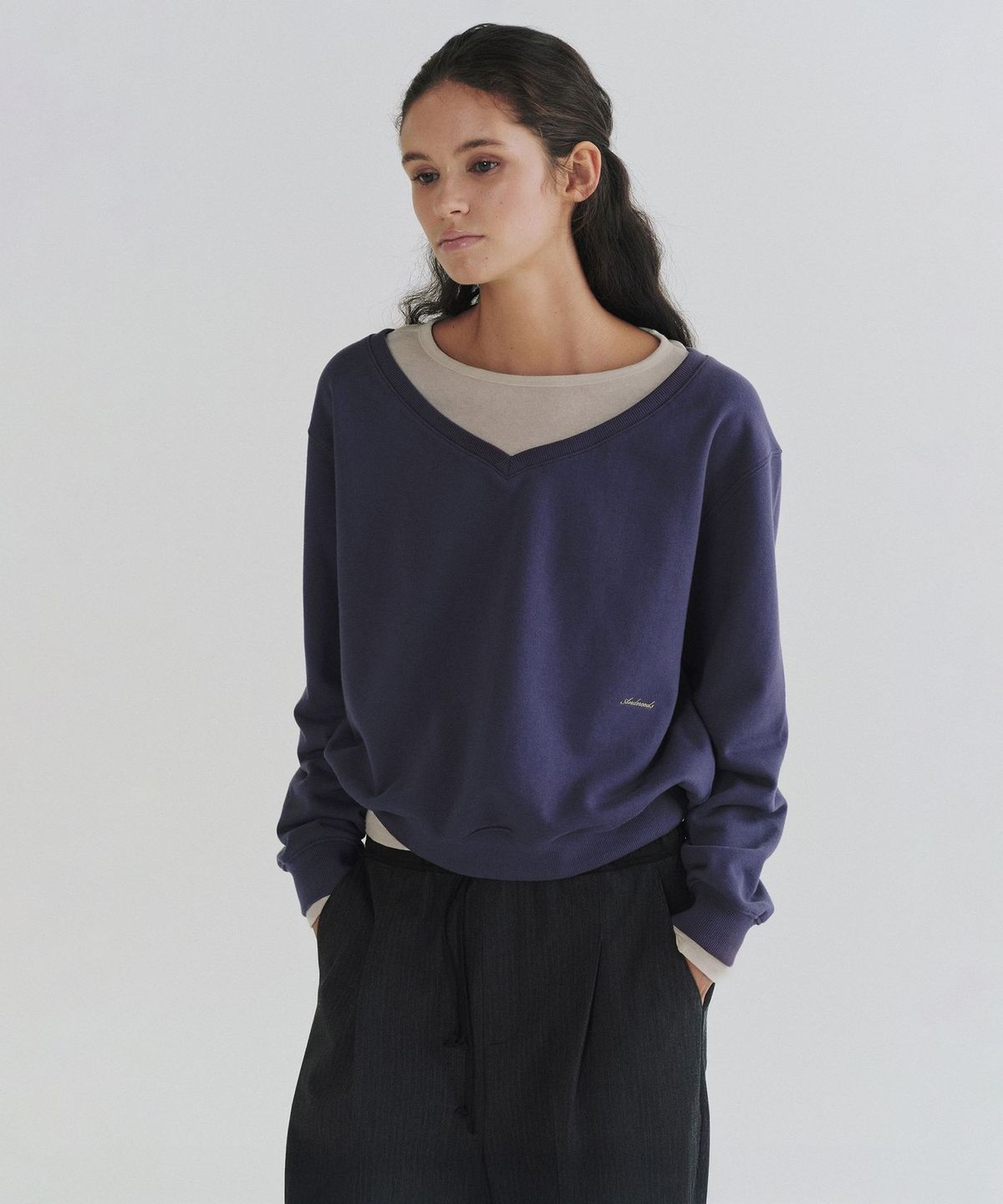 앤니즈(ANDNEEDS) Leon reversible v-neck sweatshirt (pale navy)