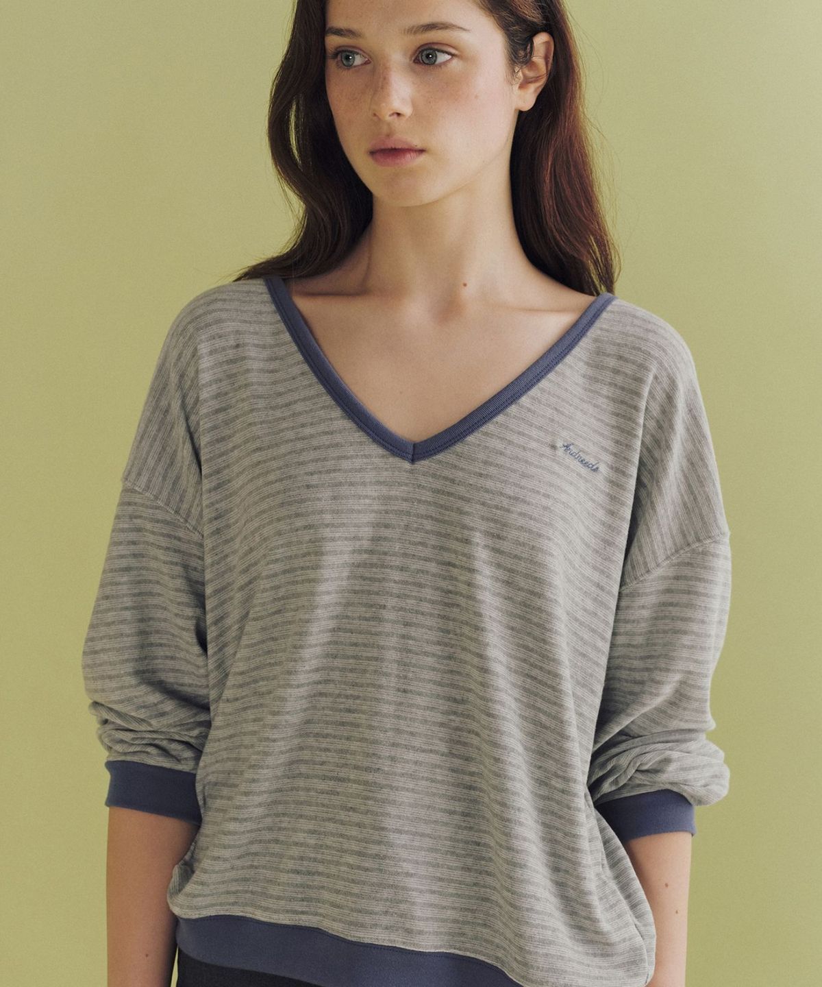 앤니즈(ANDNEEDS) Mild stripe deep v-neck top (melange gray)