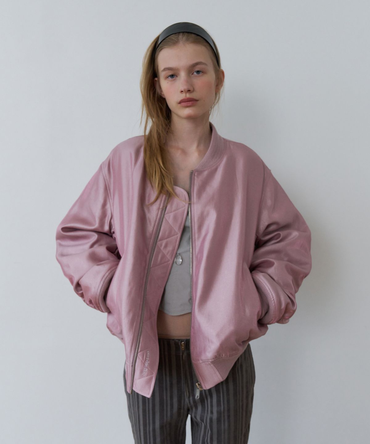 오버듀플레어(OVERDUEFLAIR) SHIMMERING GLOSSY BOMBER_INDI PINK