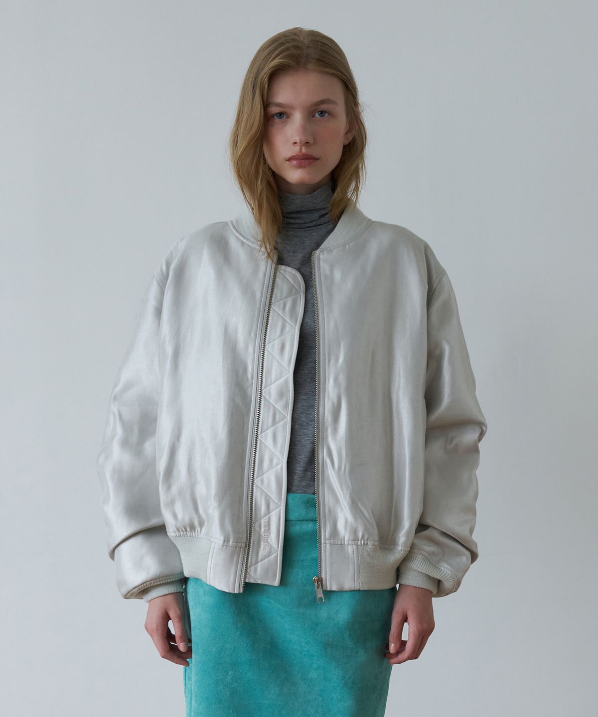 오버듀플레어(OVERDUEFLAIR) SHIMMERING GLOSSY BOMBER_SILVER