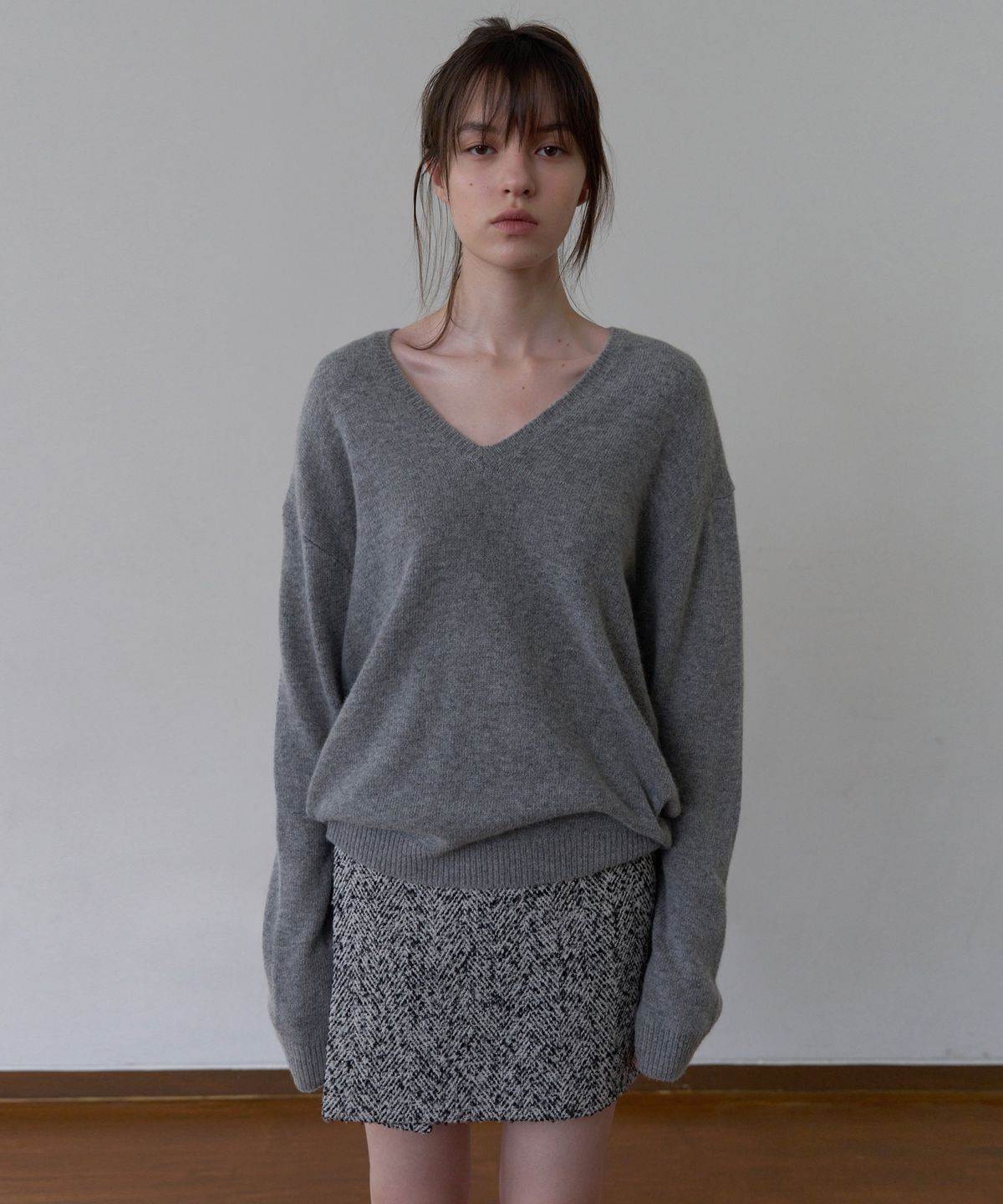 오버듀플레어(OVERDUEFLAIR) RELAXED FIT V-NECK KNIT_MELANGE GREY