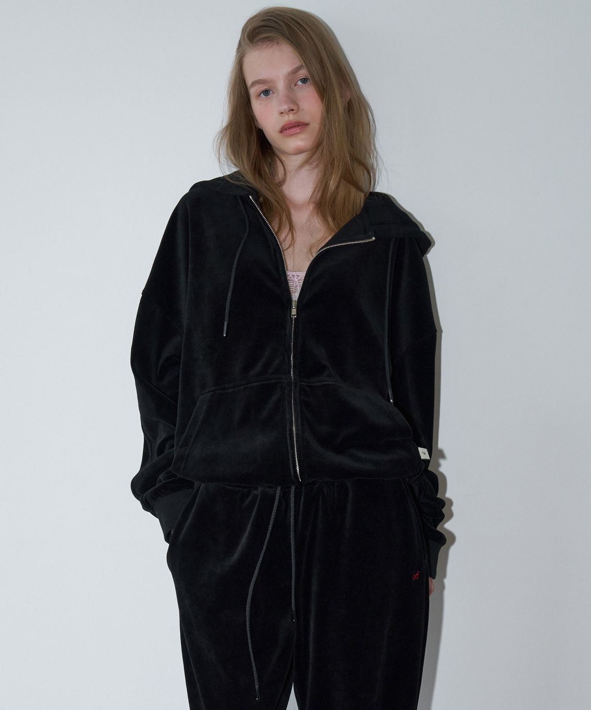 오버듀플레어(OVERDUEFLAIR) VELVET TEXTURED ZIP-UP HOODIE_BLACK