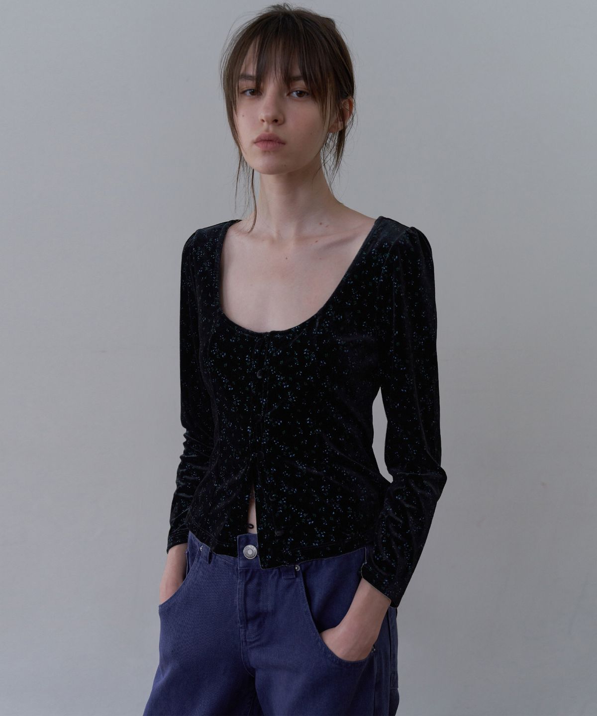 오버듀플레어(OVERDUEFLAIR) FLORAL-PRINTED TEE BLOUSE_BLACK