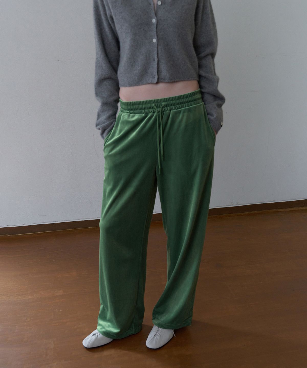 오버듀플레어(OVERDUEFLAIR) VELVET BANDED WIDE PANTS_APPLE GREEN