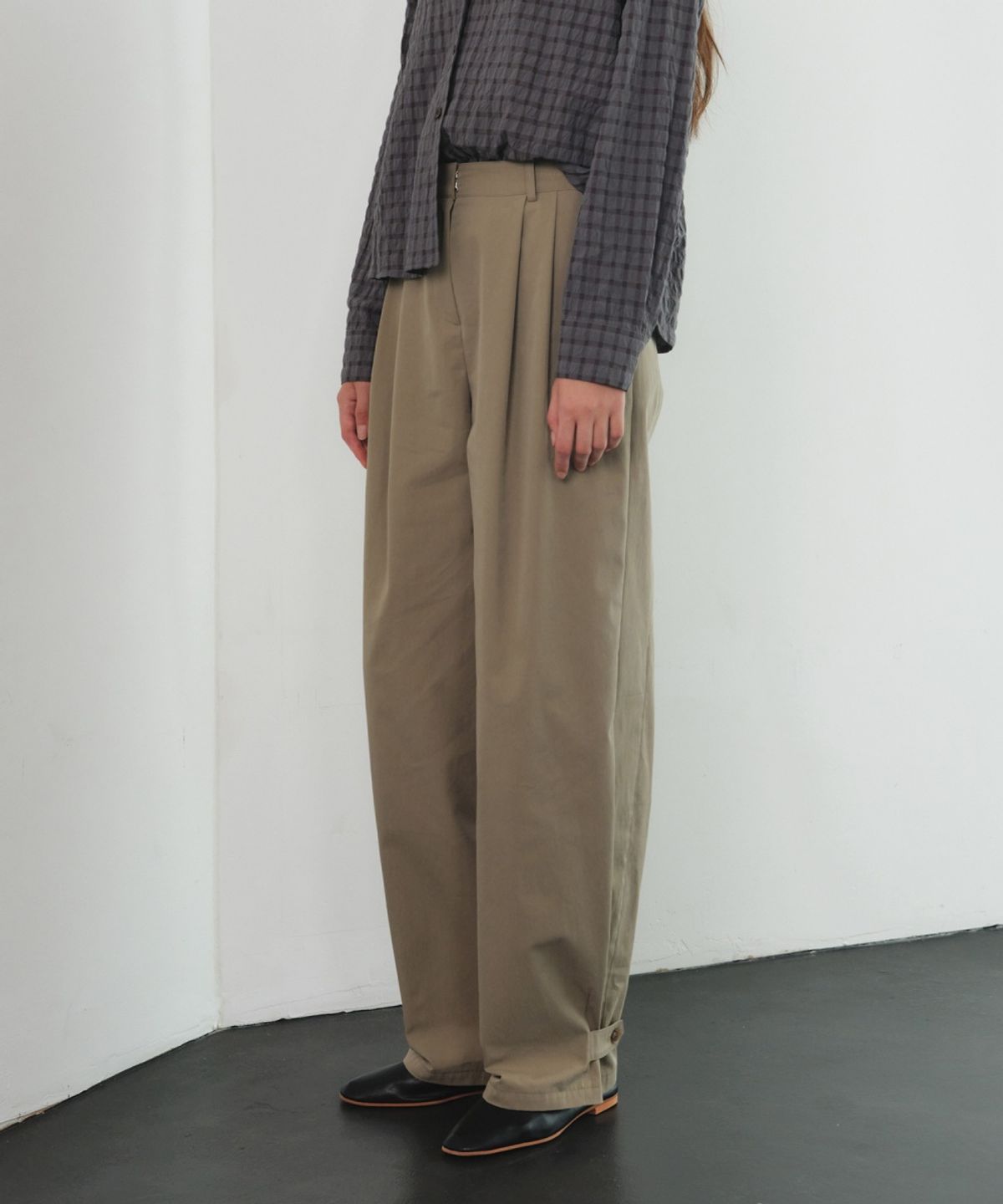 올리브 데 올리브(OLIVE DES OLIVE) 밑단비조 투턱 코튼팬츠 OW6AL8200