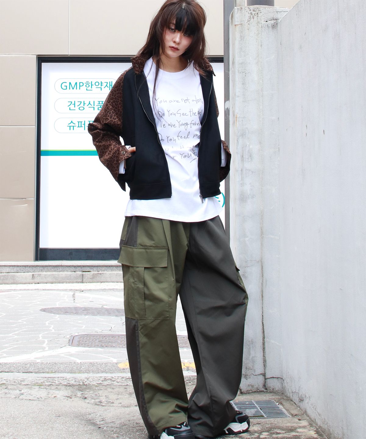 드마크(DEMARC) Asymmetrical tone on tone Cargo Wide track pants - Khaki
