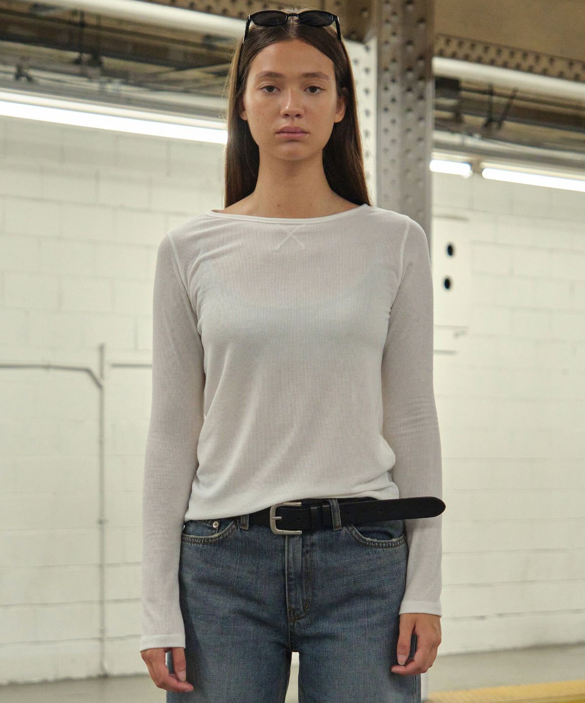 썸웨어버터(SOMEWHEREBUTTER) Slim Est Logo Top - Ivory