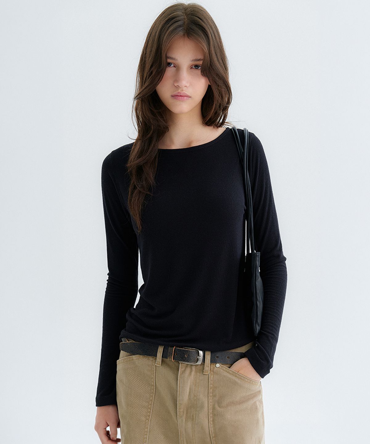 썸웨어버터(SOMEWHEREBUTTER) Slim Est Logo Top - Black