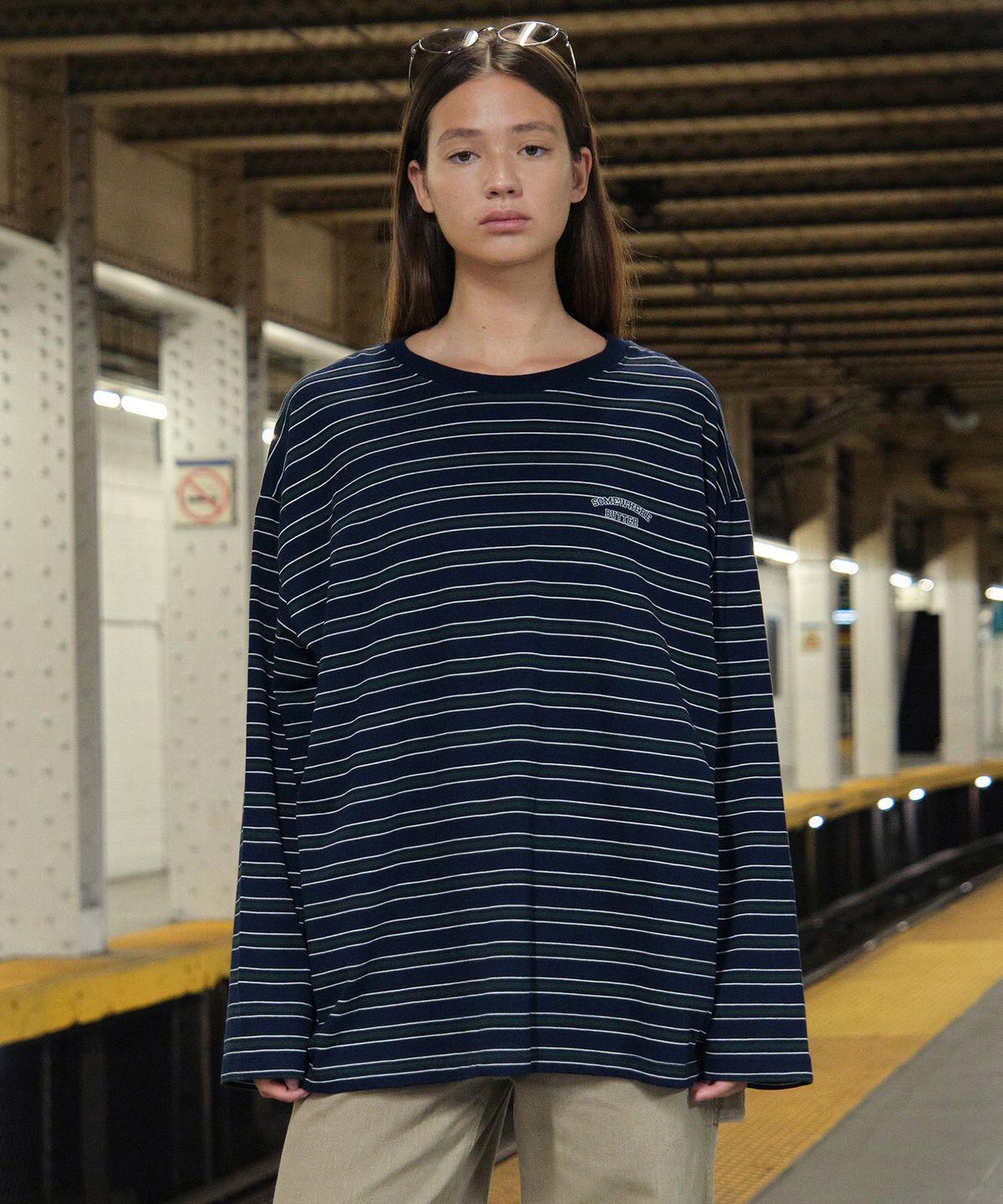 썸웨어버터(SOMEWHEREBUTTER) Timber Stripe Long Top - Navy