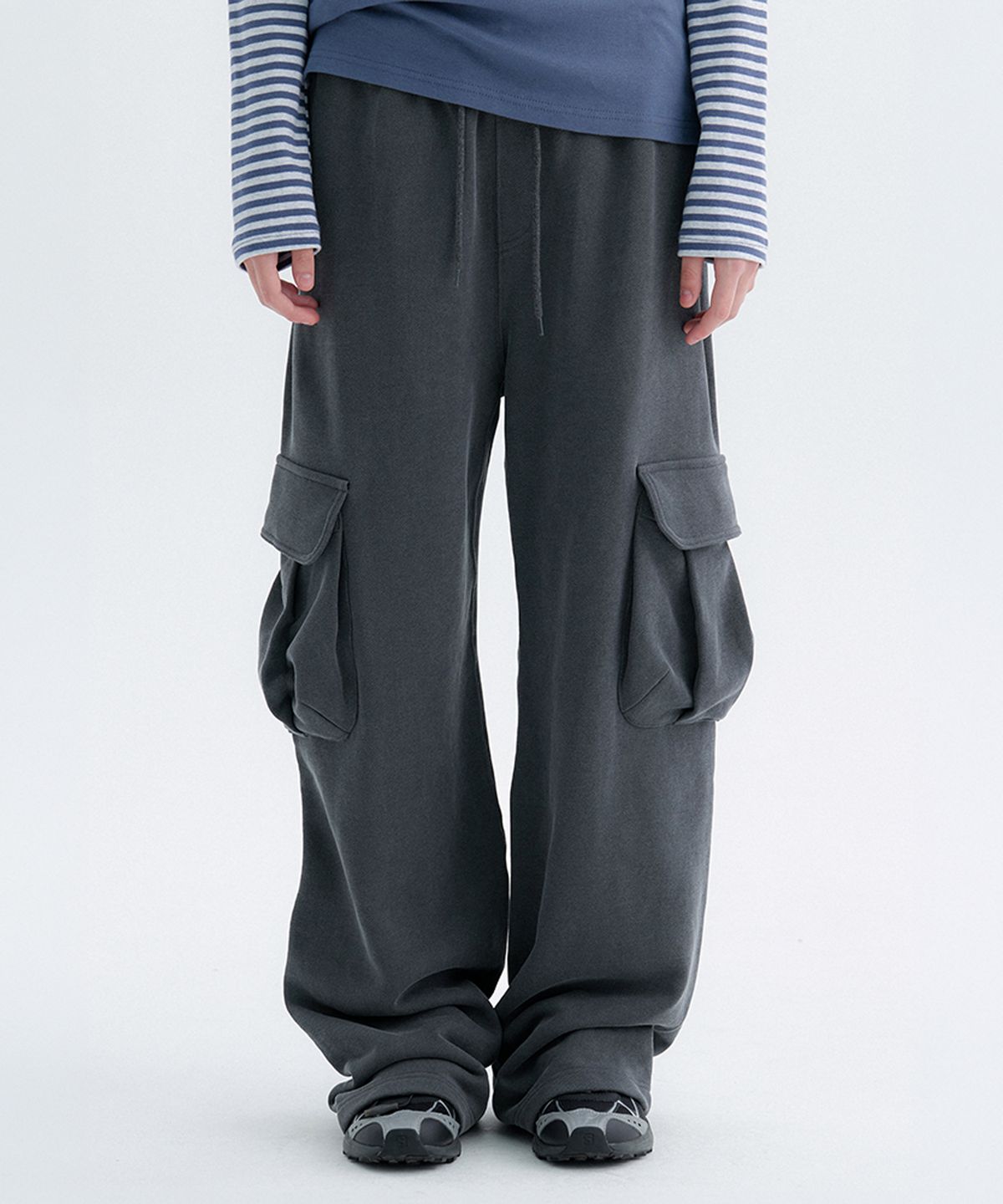 썸웨어버터(SOMEWHEREBUTTER) Benton Pigment Cargo Sweatpants - Charcoal