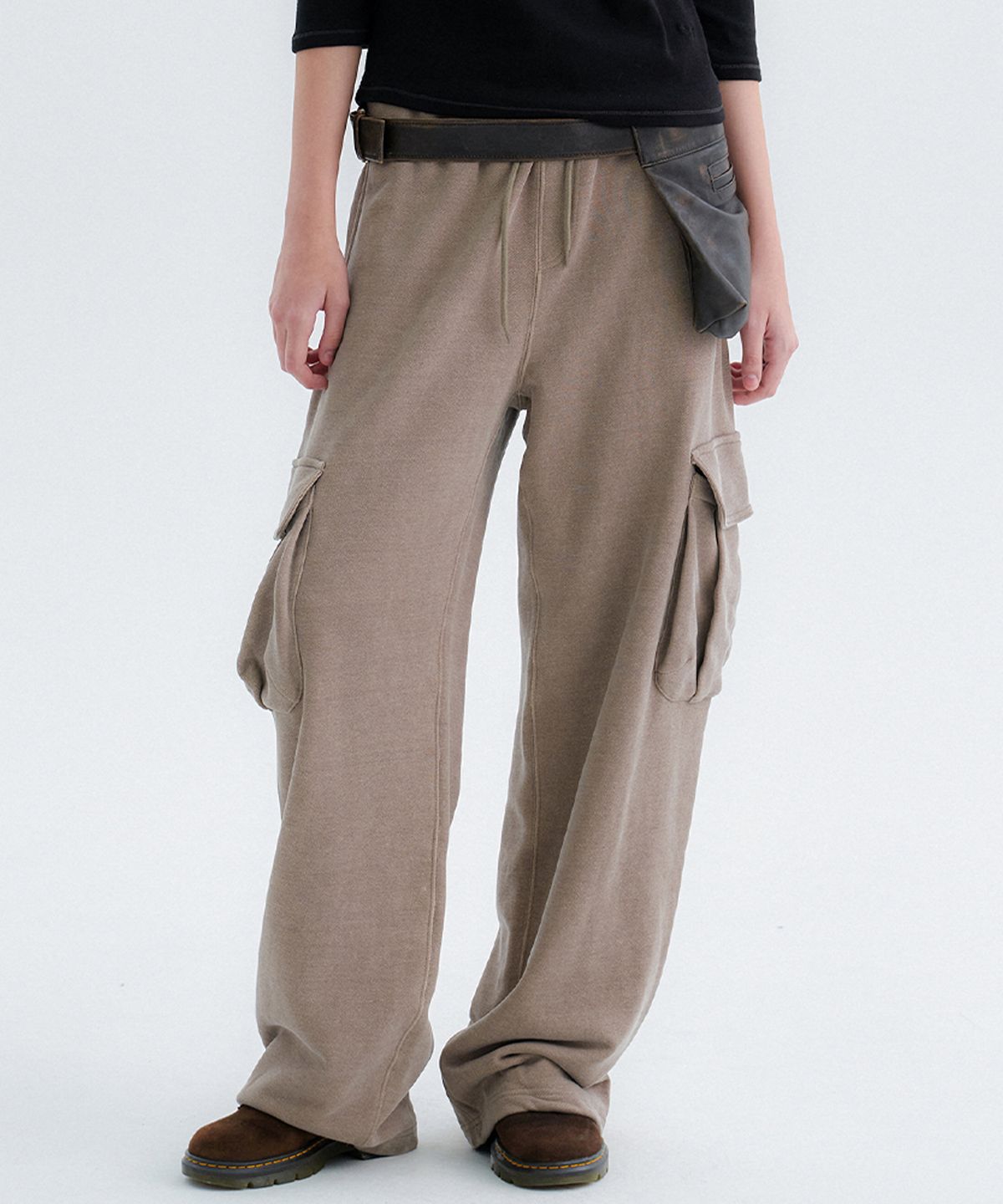 썸웨어버터(SOMEWHEREBUTTER) Benton Pigment Cargo Sweatpants - Khaki Beige