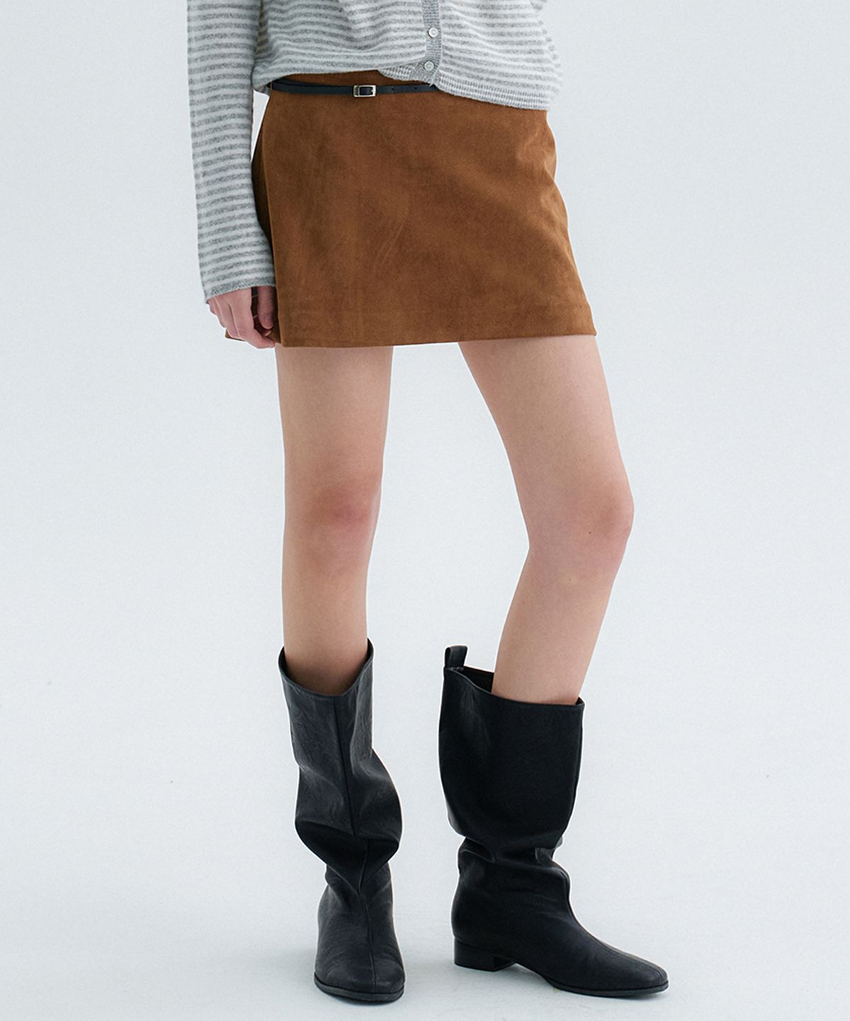 썸웨어버터(SOMEWHEREBUTTER) Belted Suede Mini Skirt - Camel Brown