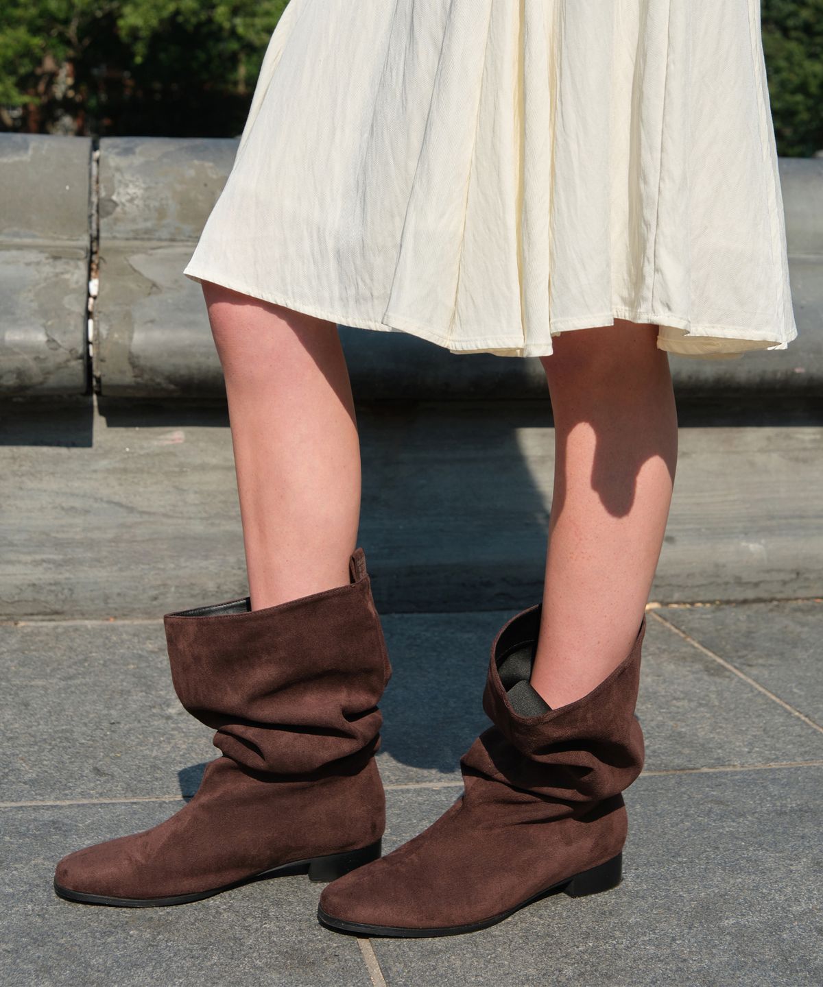 썸웨어버터(SOMEWHEREBUTTER) Classic Slouchy Boots - Suede Dark Brown