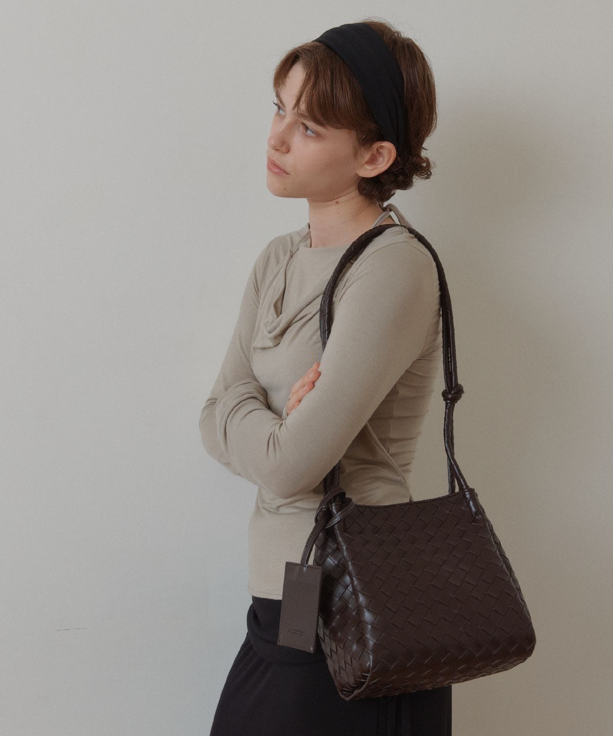 아노에틱(ANOETIC) ANC WEAVING MESH SHOULDER BAG_BROWN