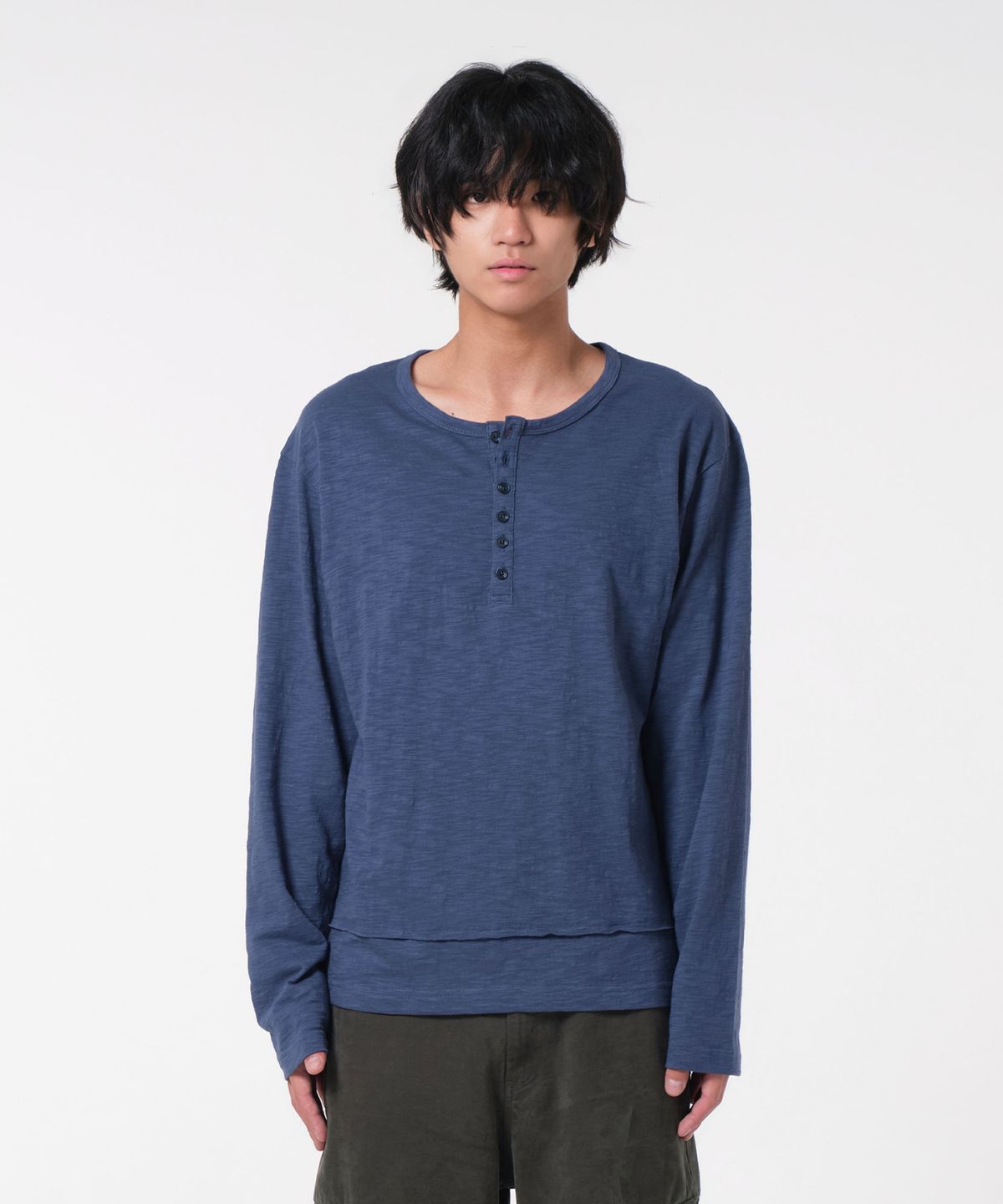 다이브인(DIVEIN) [DIVEIN X PINOKI] SLUB HENLEY NECK LONG SLEEVE (BLUE)