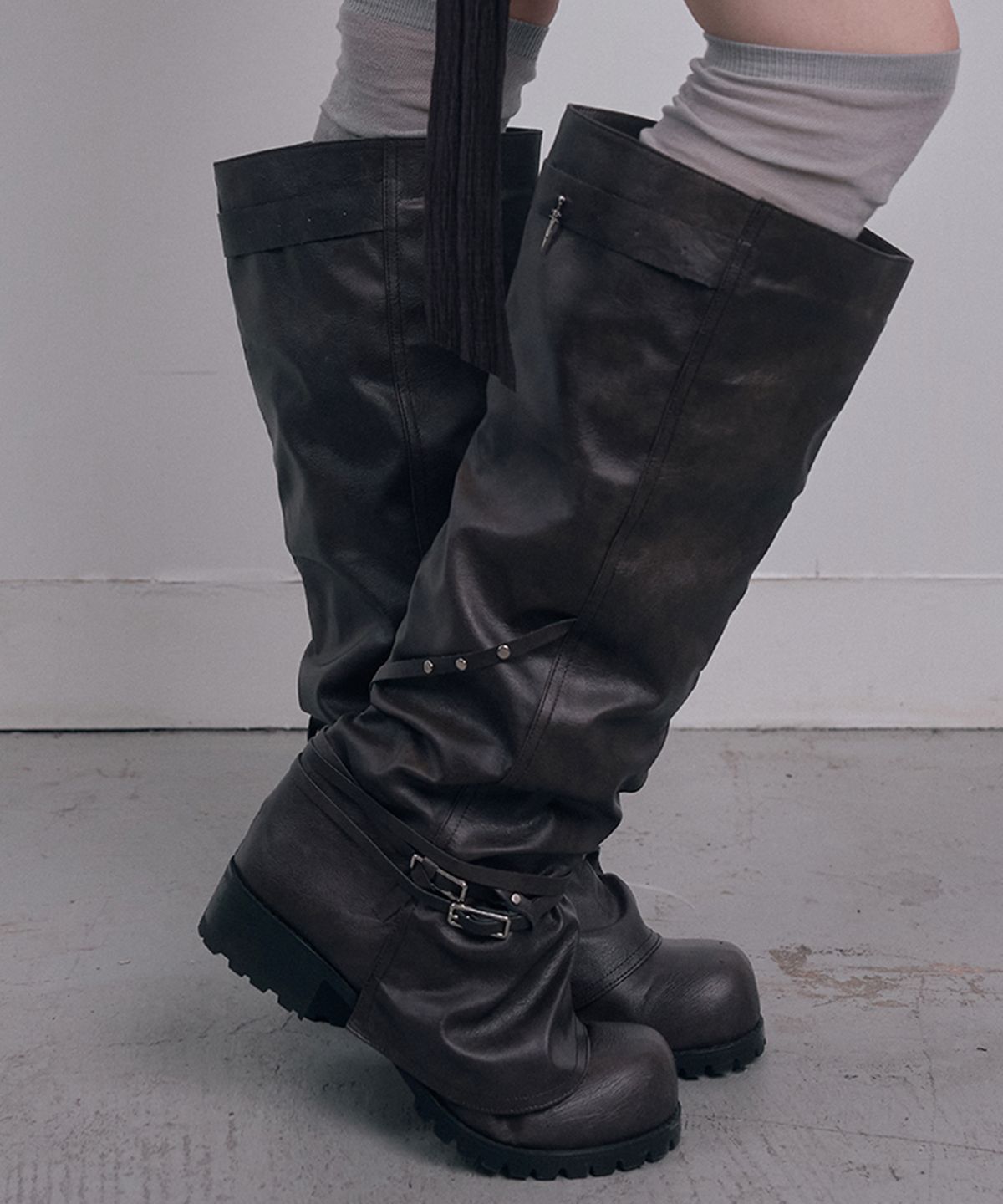 데미오(DAMIO) Belted Slouch Long Boots (Brown)