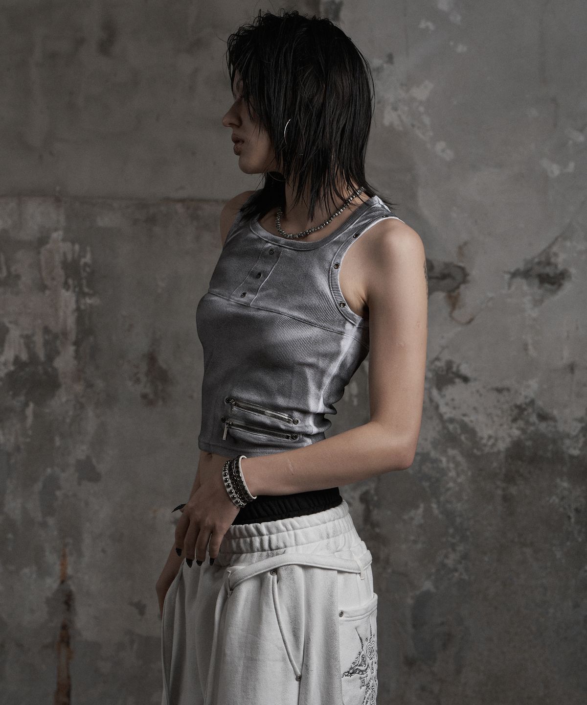 어니브(ANIV) INCISION LINE EYELET SLEEVELESS WASHED BLACK