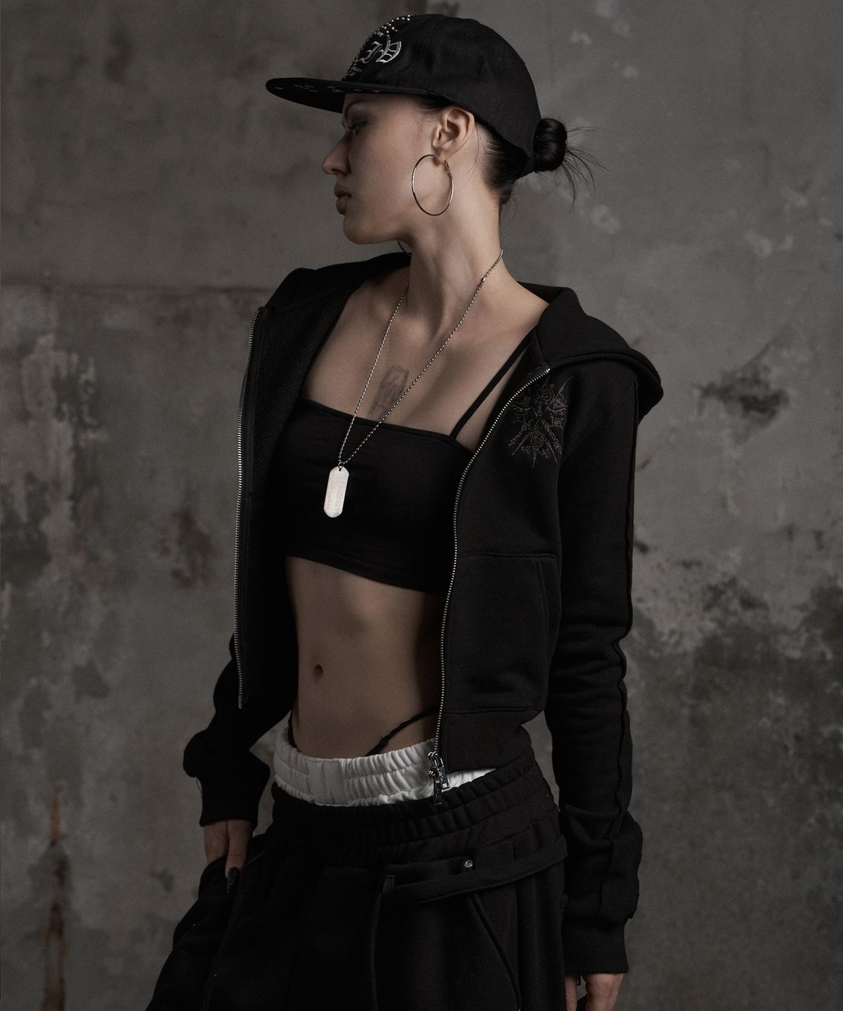 어니브(ANIV) DISTRESSED PIERCING HOOD ZIP-UP BLACK