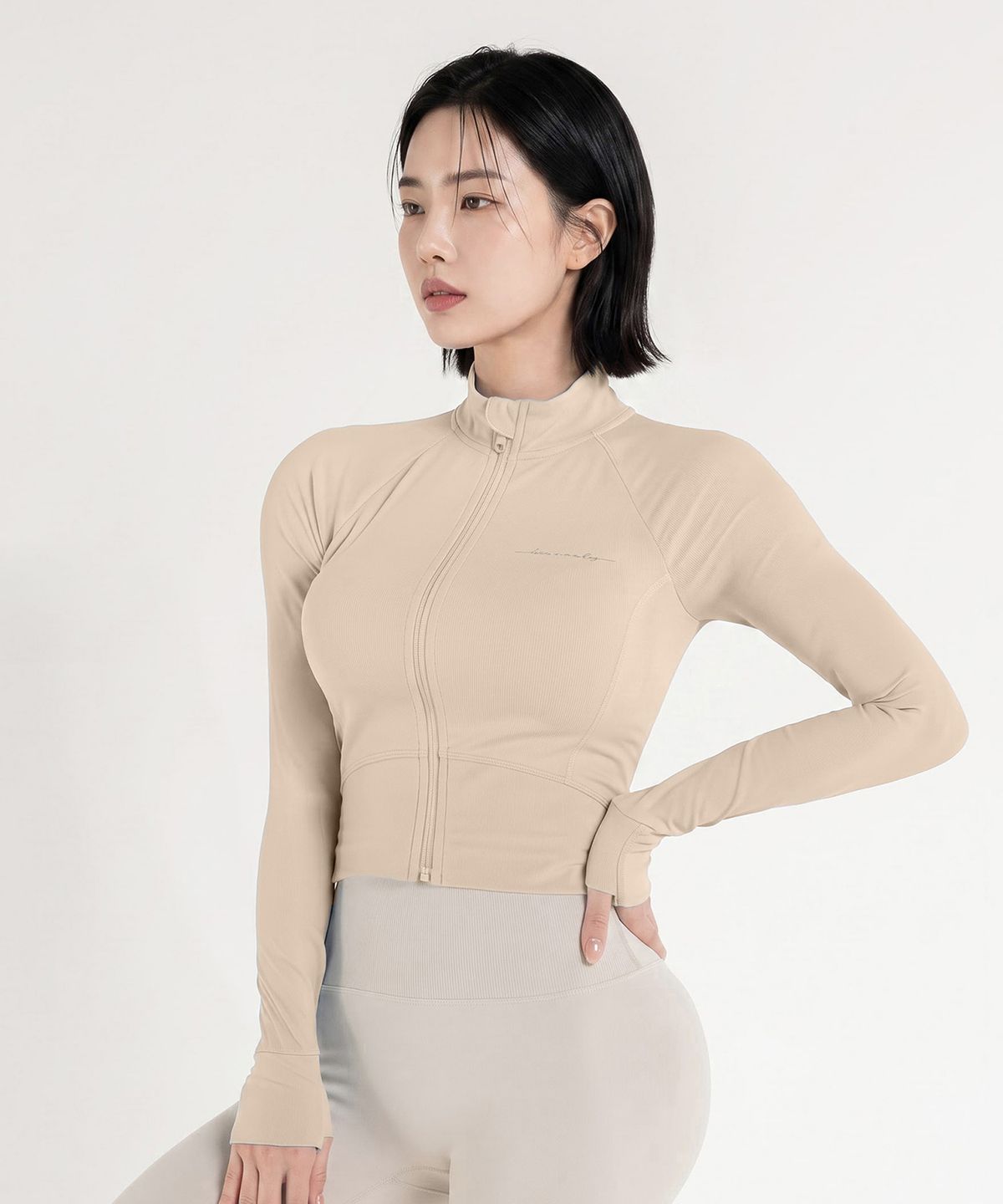 워너비즈핏(WANNABEZFIT) 워너비즈 레터링 집업 크롭 자켓 베이지