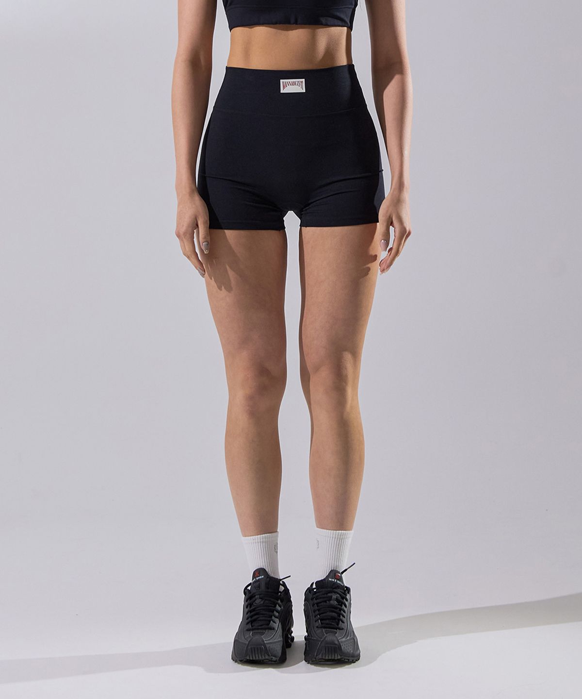 워너비즈핏(WANNABEZFIT) DEMI 3D라벨 2.5부 레깅스 블랙