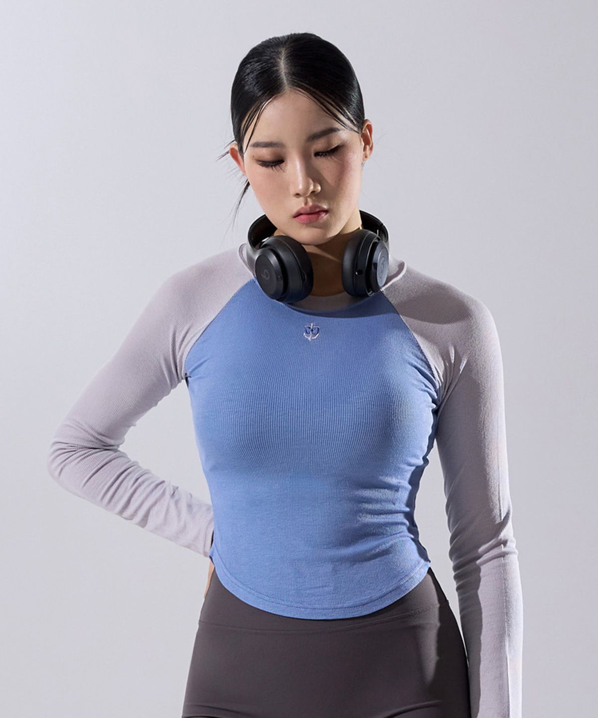 워너비즈핏(WANNABEZFIT) F.H.L 배색 슬림핏 세미크롭 롱슬리브 라이트그레이
