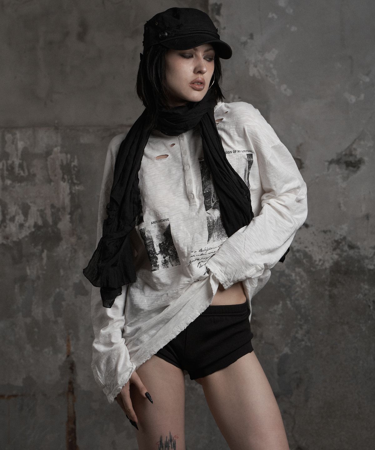 어니브(ANIV) VINTAGE HENLEY GRAPHIC LONG SLEEVE IVORY