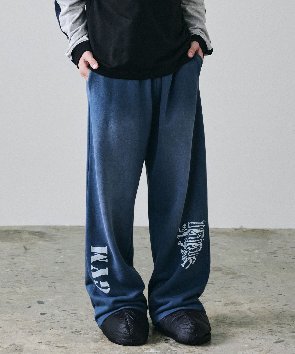 메종미네드(MAISON MINED) VINTAGE GYM SWEATPANTS NAVY