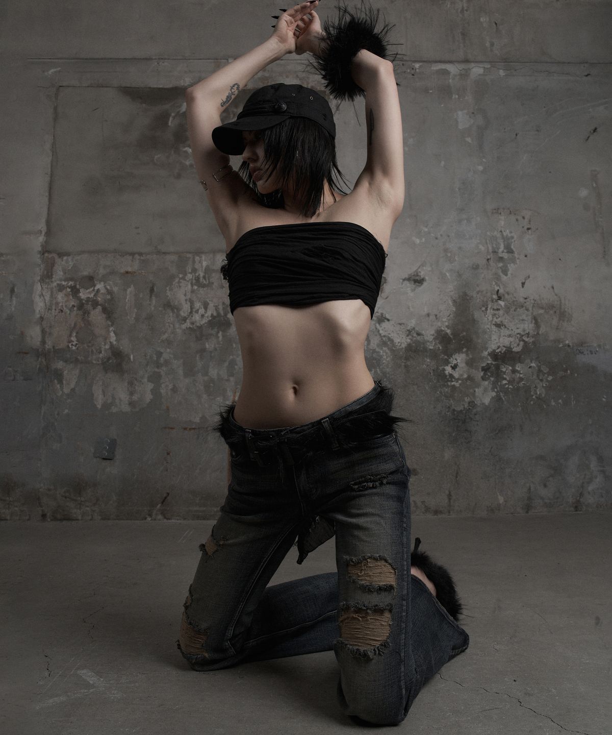 어니브(ANIV) DISTRESSED STUD BOOTCUT PANTS BLUE