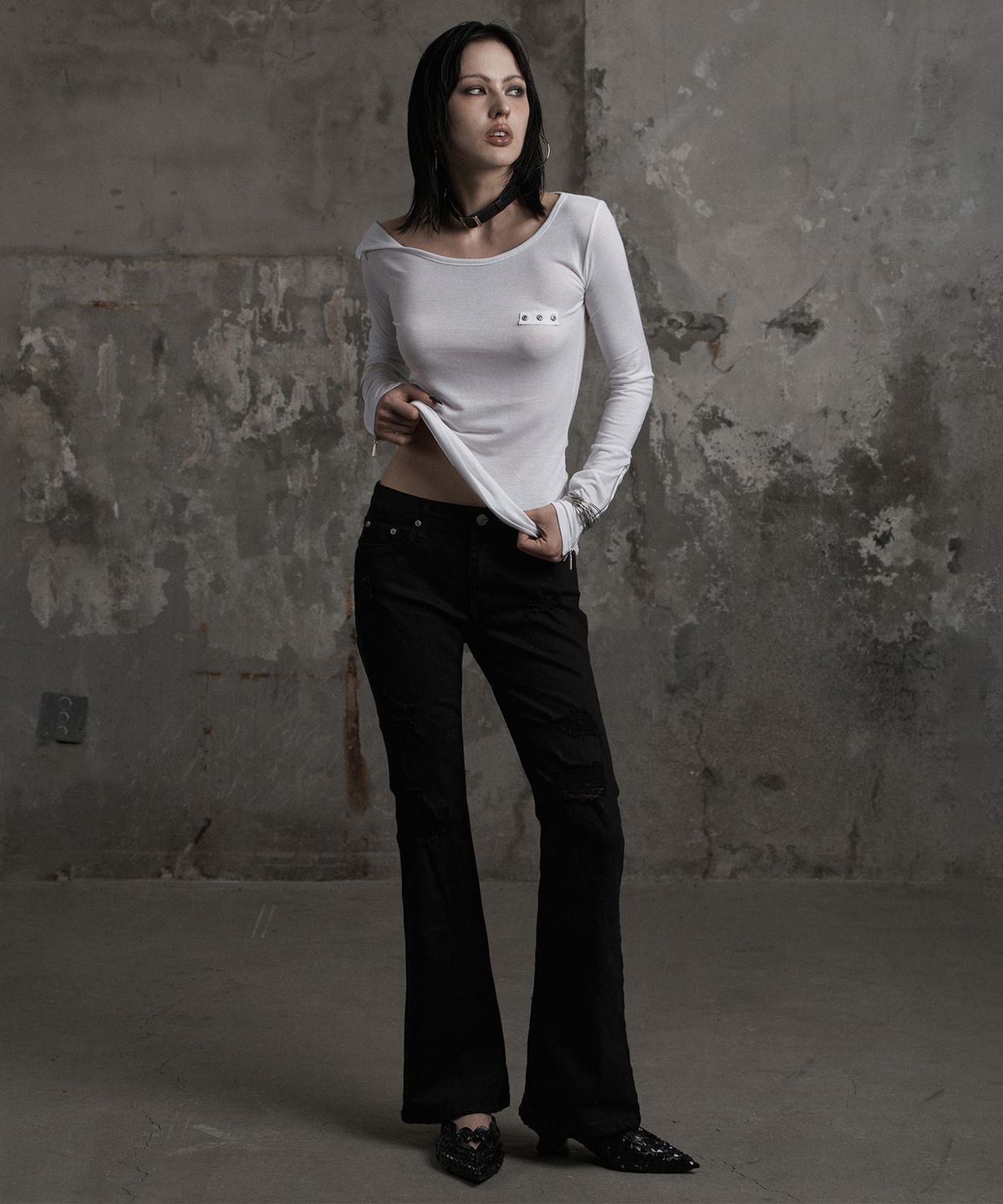 어니브(ANIV) DISTRESSED STUD BOOTCUT PANTS BLACK