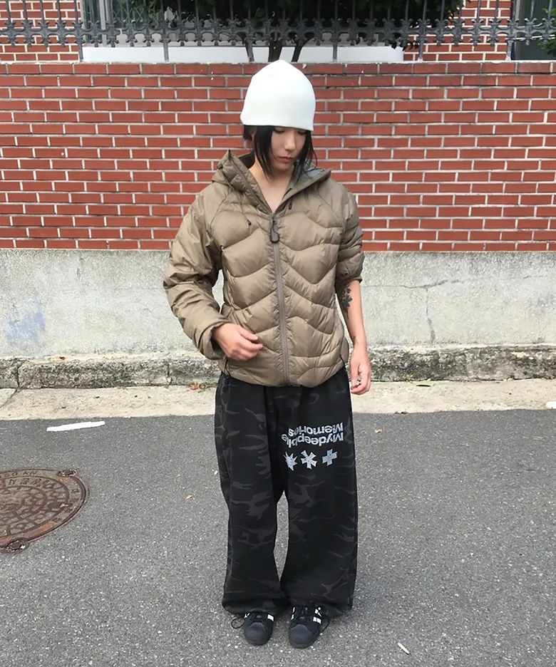 MM SYMBOL OVER CAMO SWEATPANTS (BLACK)