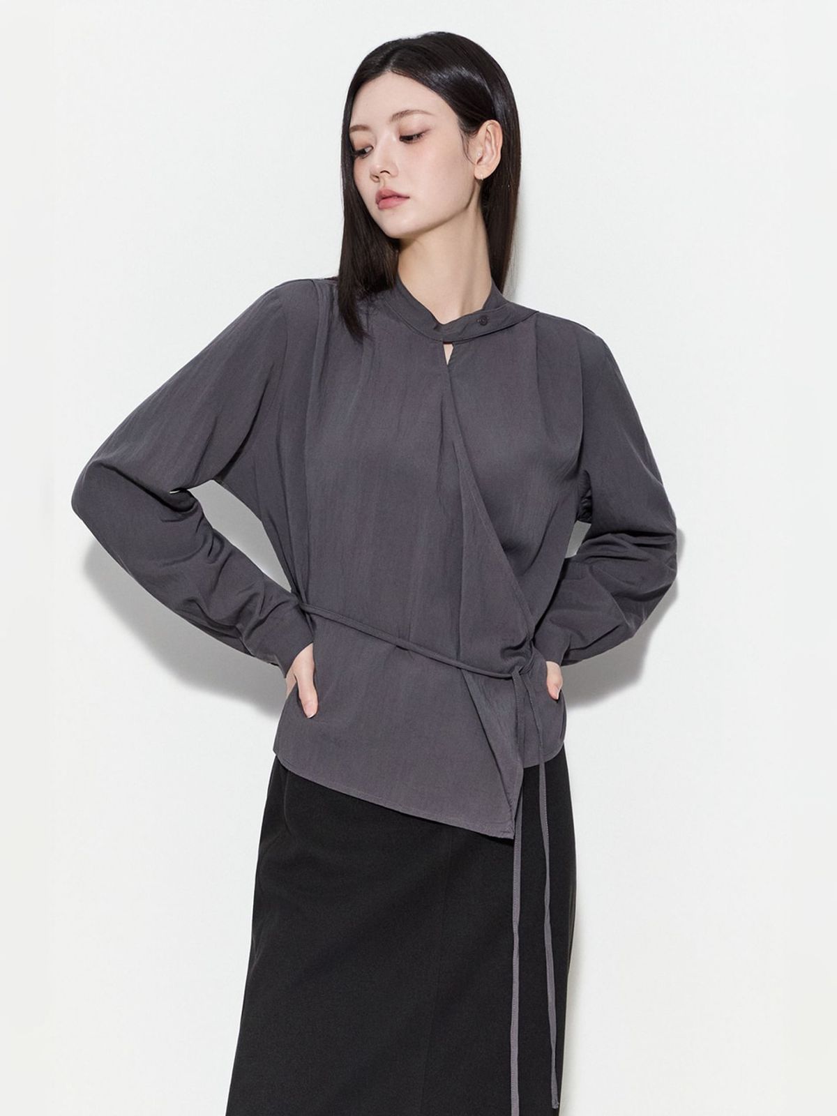 미쏘(MIXXO) 넥변형 랩 블라우스_MIWBLGT21G