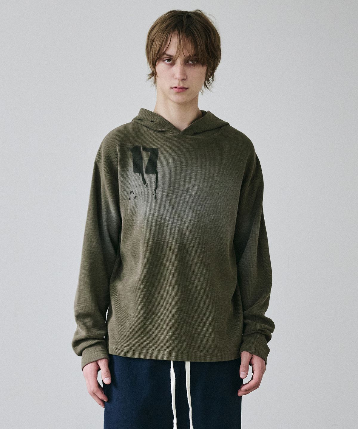 메종미네드(MAISON MINED) PAINTED WAFFLE HOOD LONG SLEEVE KHAKI