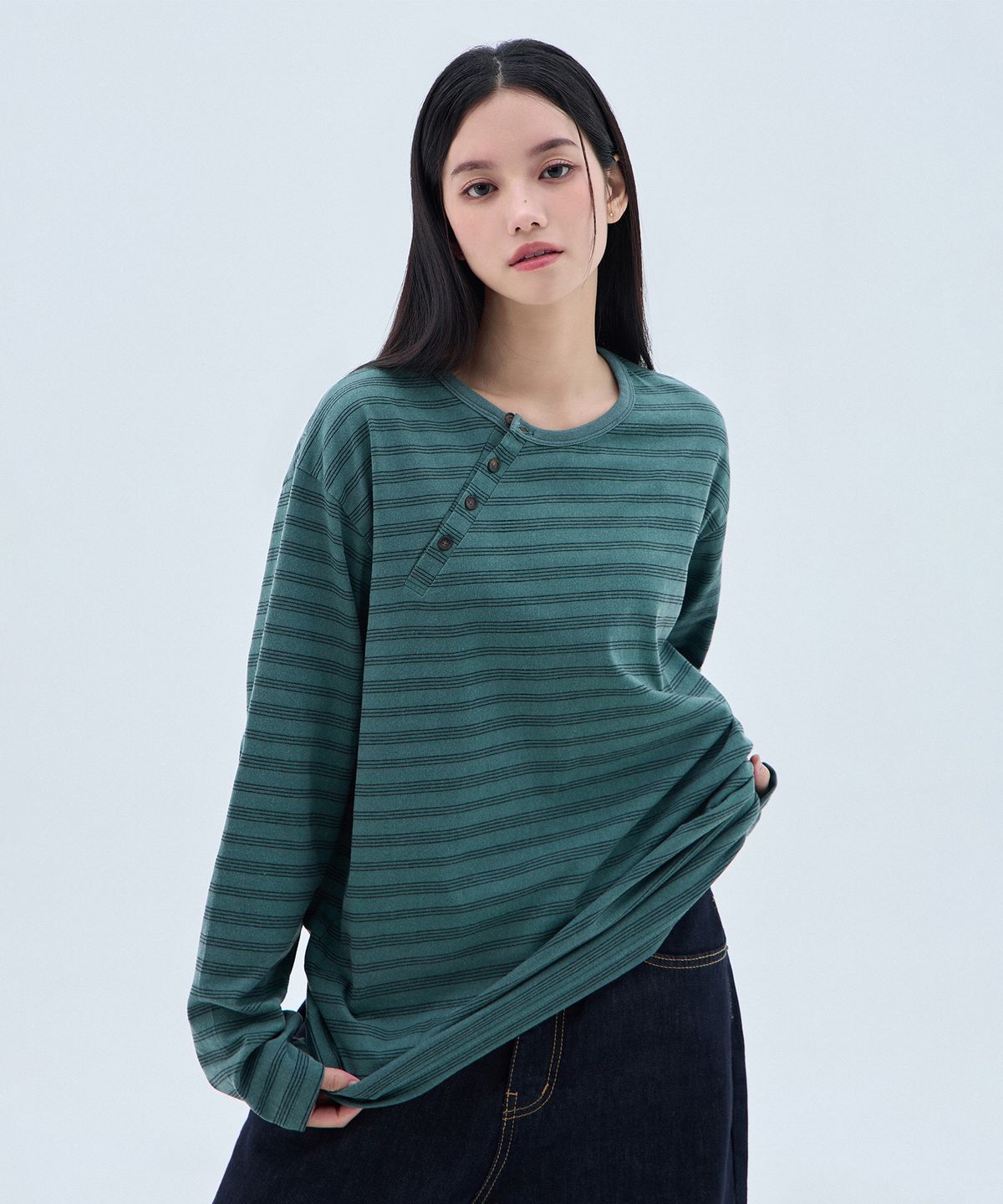 앨빈클로(ALVINCLO) 피그먼트 스트라이프 사선 헨리넥 긴팔티 AVT957 (3COLOR)