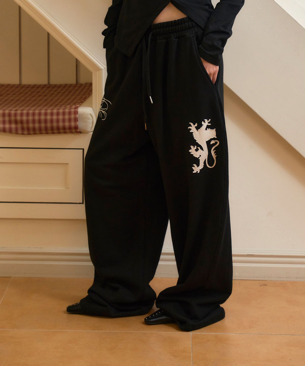 프렌다(PRENDA) LION SCRIPT WIDE SWEATPANTS BLACK