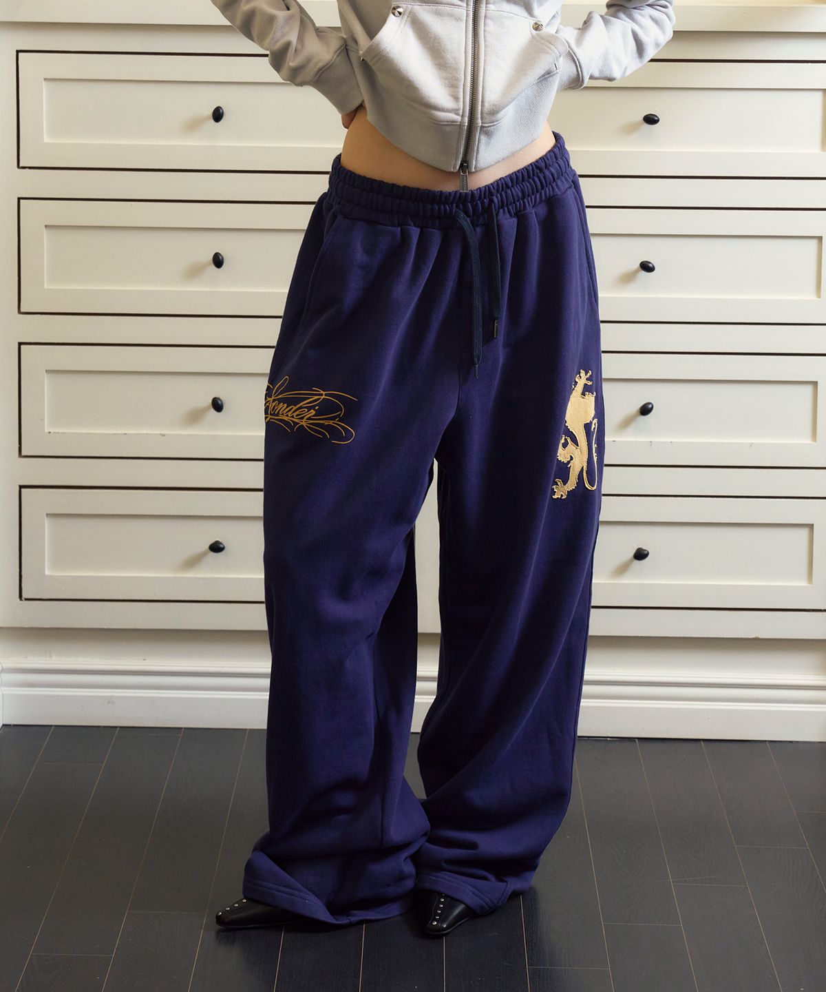 프렌다(PRENDA) LION SCRIPT WIDE SWEATPANTS NAVY