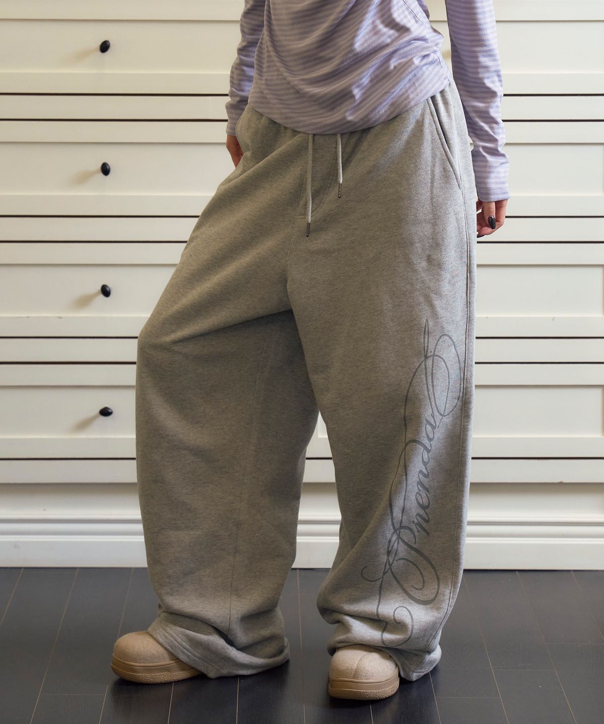 프렌다(PRENDA) SCRIPT LOGO WIDE SWEATPANTS GRAY