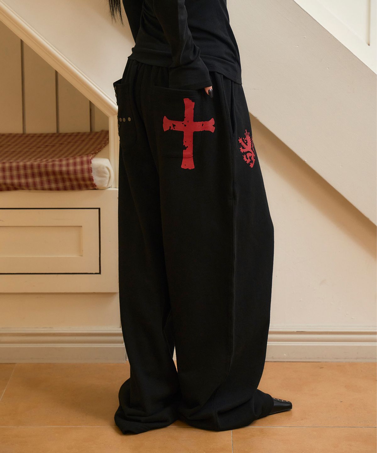 프렌다(PRENDA) HERALD CROSS WIDE SWEATPANTS BLACK