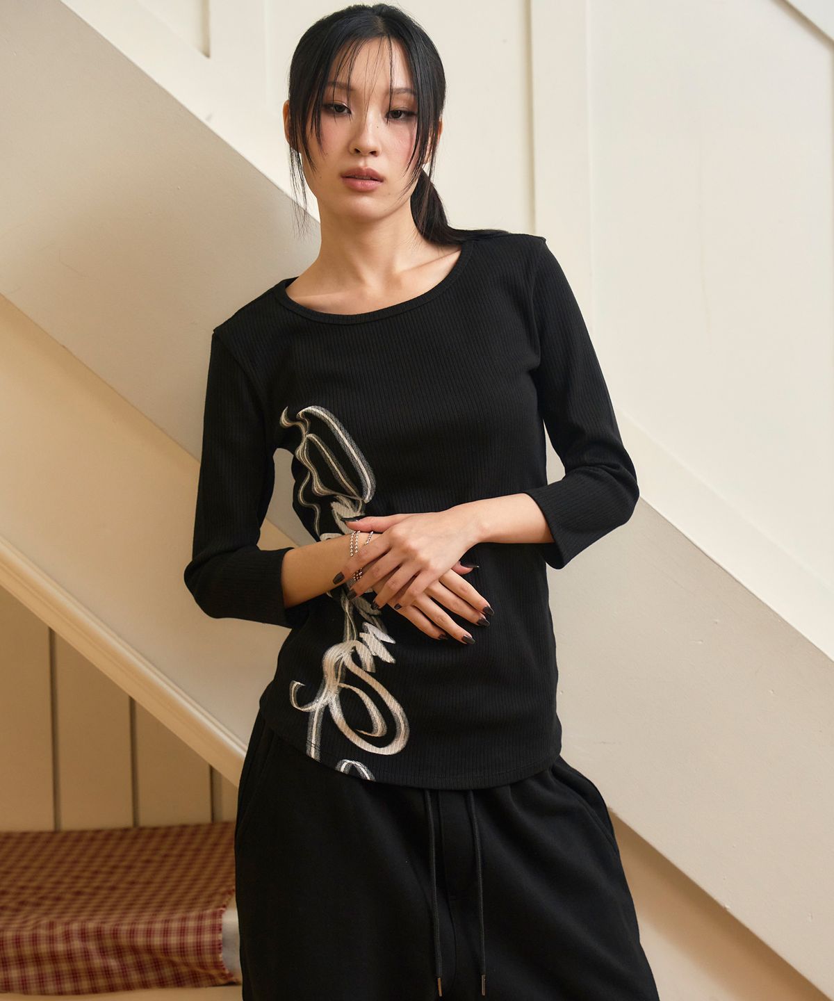 프렌다(PRENDA) SCRIPT LOGO SLIM LONG SLEEVE BLACK