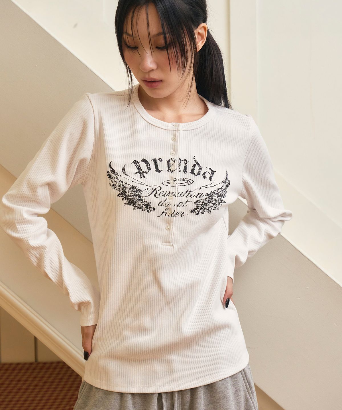 프렌다(PRENDA) WING GRAPHIC HENLEY LONG SLEEVE WHITE